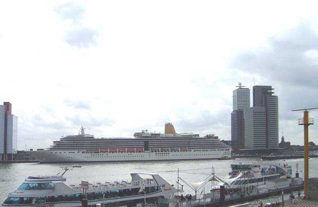 Cruiseschip ms Arcadia van P&O aan de Cruise Terminal Rotterdam